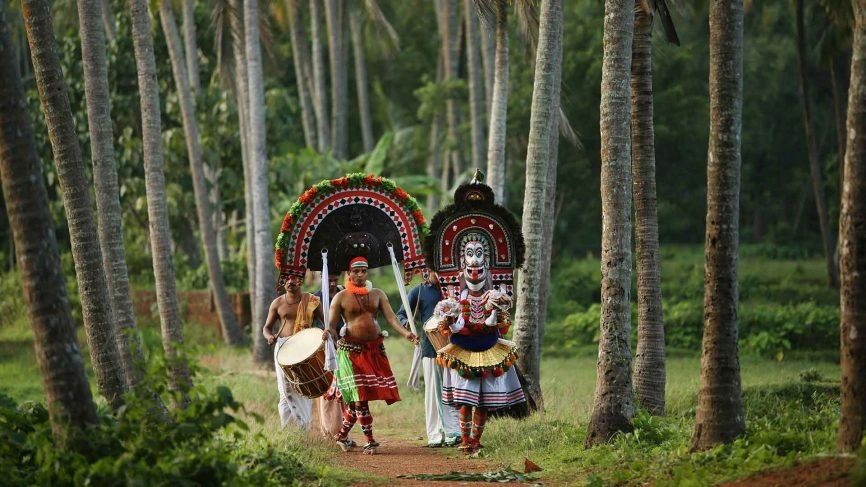 ഏറെക്കാലം മുന്പ് അന്യം നിന്നുപോയ റേഡിയോ എന്ന ഉപകരണത്തെ തിരിച്ചുകൊണ്ടുവന്ന് മലയാളി മനസ്സുകളിൽ പ്രതിഷ്ഠിച്ചതിൽ കോഴിക്കോട്ടുകാരനായ അജിത് മേനോന്റെ പങ്ക് നിർണ്ണായകം തന്നെയായിരുന്നു . 2004 ജൂൺ 9 നു ദുബായിൽ നിന്നും പ്രക്ഷേപണം ആരംഭിച്ച ഹിറ്റ് എഫ്എം എന്ന റേഡിയോയുടെ അമരക്കാരനായിരുന്ന അദ്ദേഹം മലയാളത്തിൽ ഒരു തരംഗം തന്നെ സൃഷ്ടിക്കുകയായിരുന്നു ...